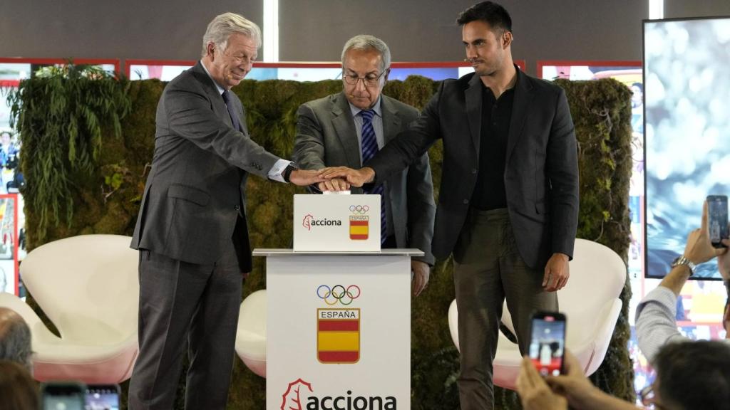 Joaquín Mollinedo, director de relaciones institucionales de Acciona, Alejandro Blanco, presidente del COE, y Rodrigo Germade, medallista olímpico.