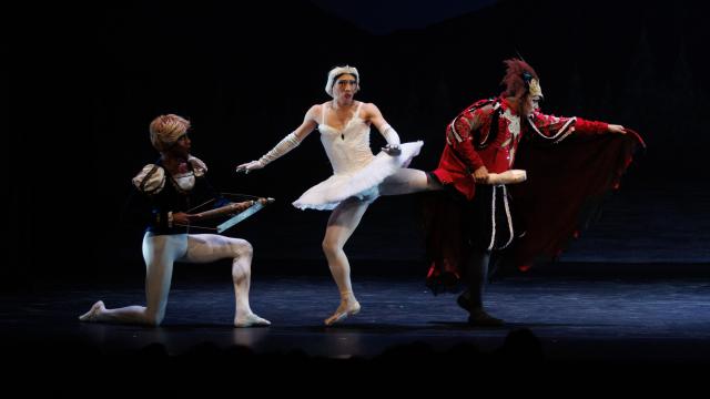 Varios bailarines de Les Trocks actúan en el Espacio Ibercaja Delicias. Foto: Eduardo Parra (Europa Press)