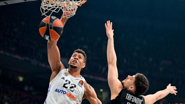 Tavares realiza un mate contra el Partizán en la Euroliga.