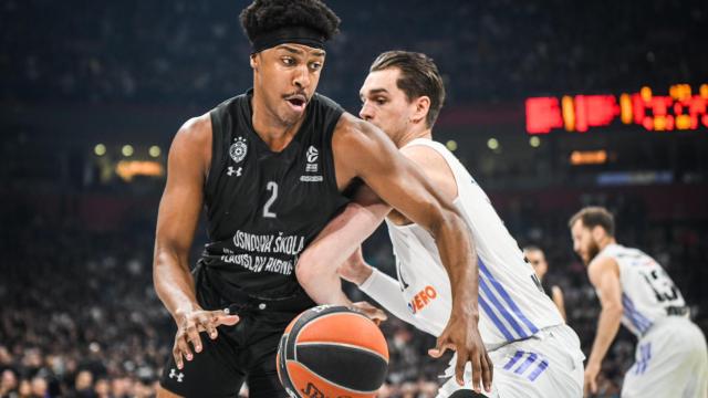 Mario Hezonja, en la pelea por el balón.