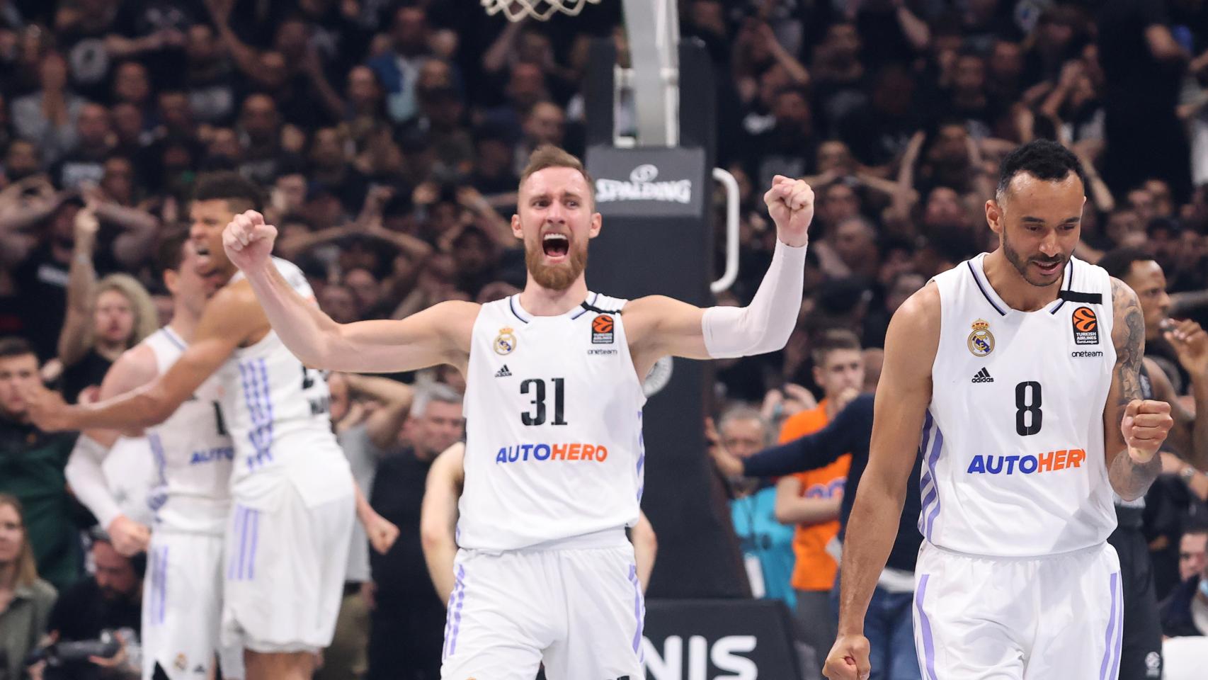 Musa y Hanga celebran la victoria ante el Partizán.