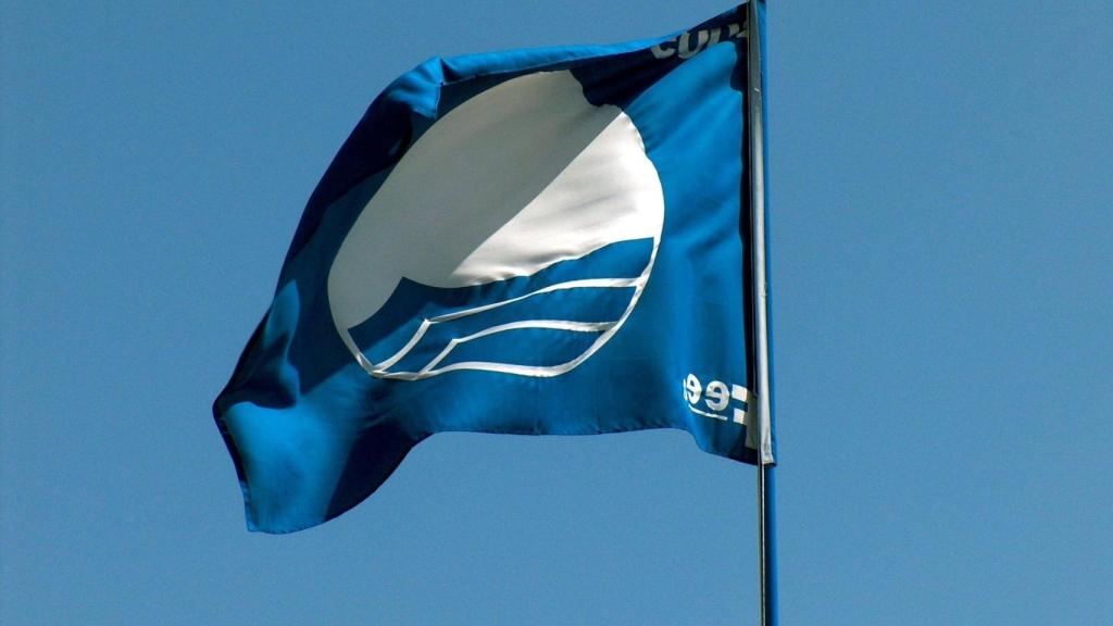 Una bandera azul ondeando en una playa española.