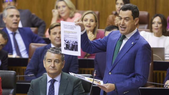 El presidente de la Junta, Juanma Moreno, durante la última sesión plenaria en el Parlamento andaluz.