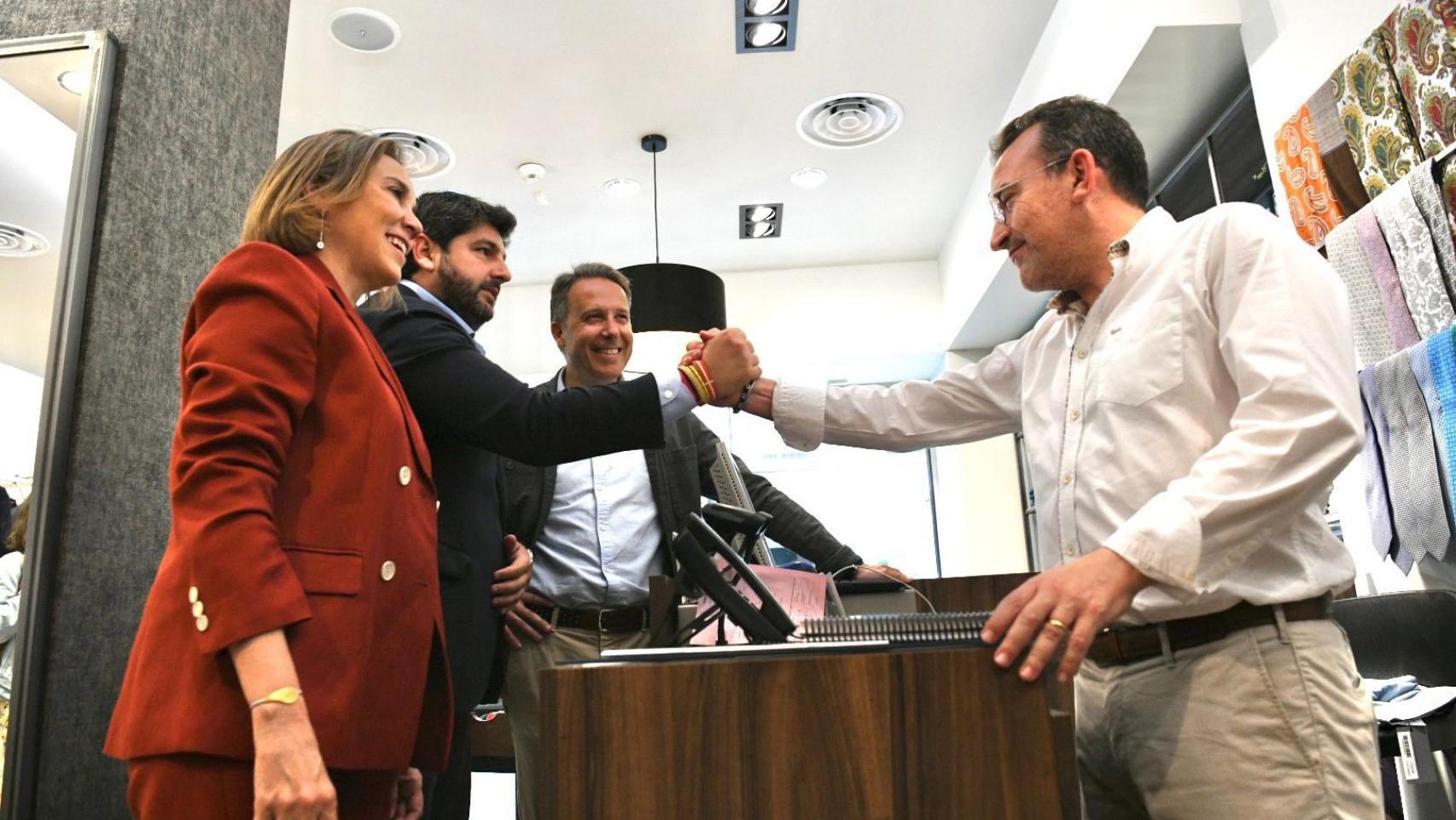 Los populares Cuca Gamarra, Fernando López Miras y Fulgencio Gil, este miércoles, durante una visita de precampaña a Lorca.