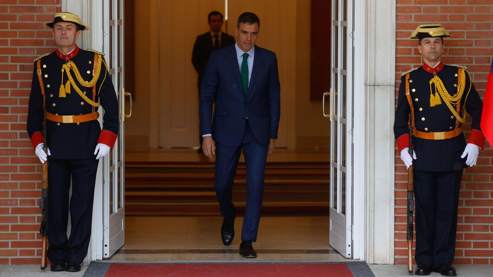 Pedro Sánchez, presidente del Gobierno, en las escalinatas del Palacio de la Moncloa.