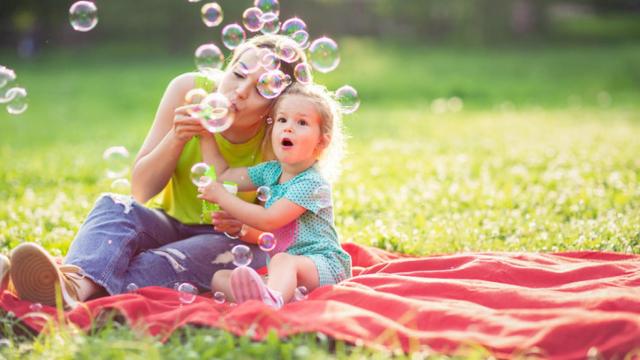 Hacer picnic en Madrid Río es uno de los planes con niños para celebrar el Día de la Madre este fin de semana