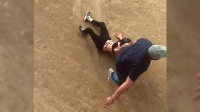 El momento en que el candidato arrastra a la activista por el suelo.