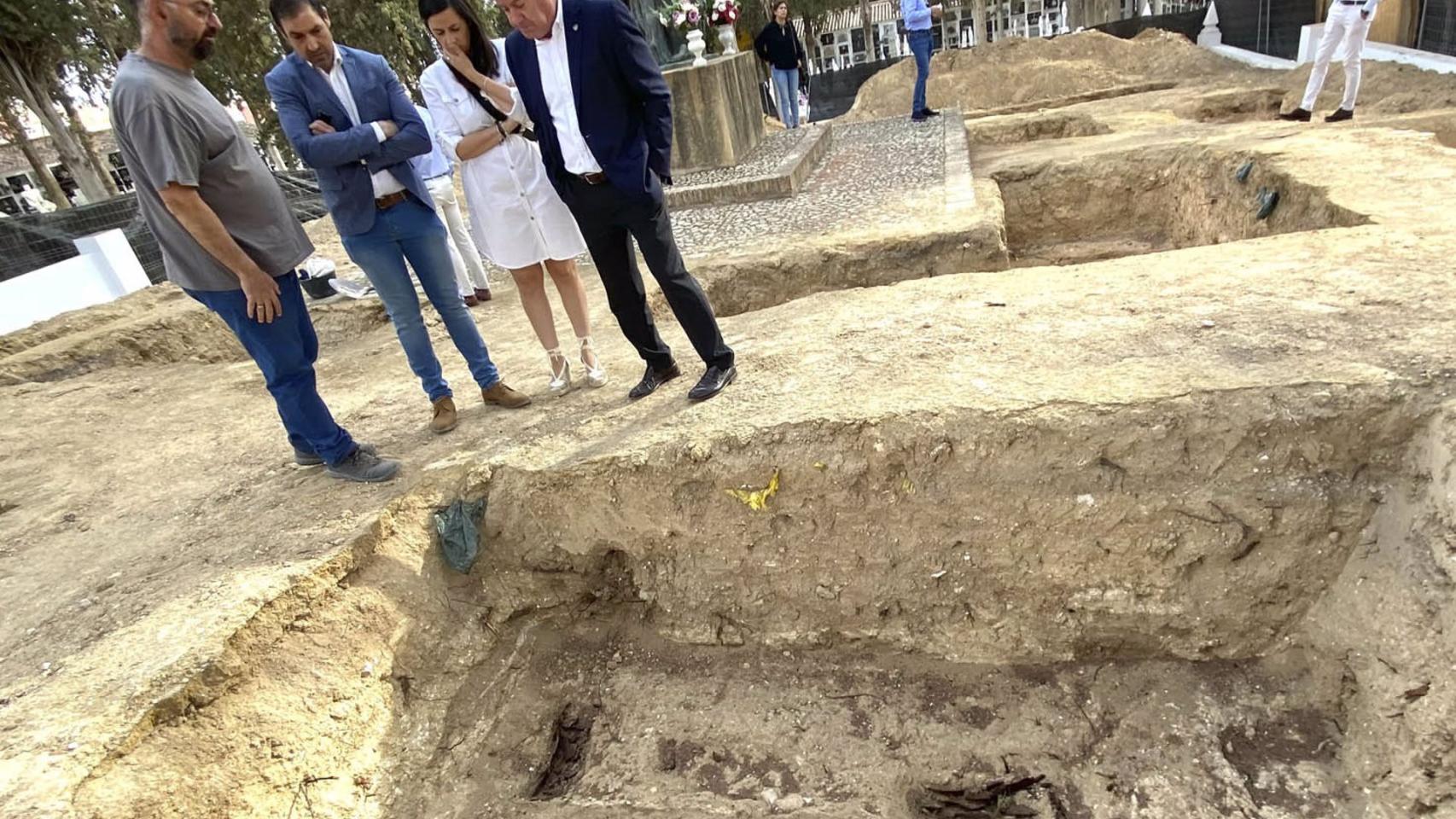 La búsqueda de fosas comunes en el cementerio de Antequera.