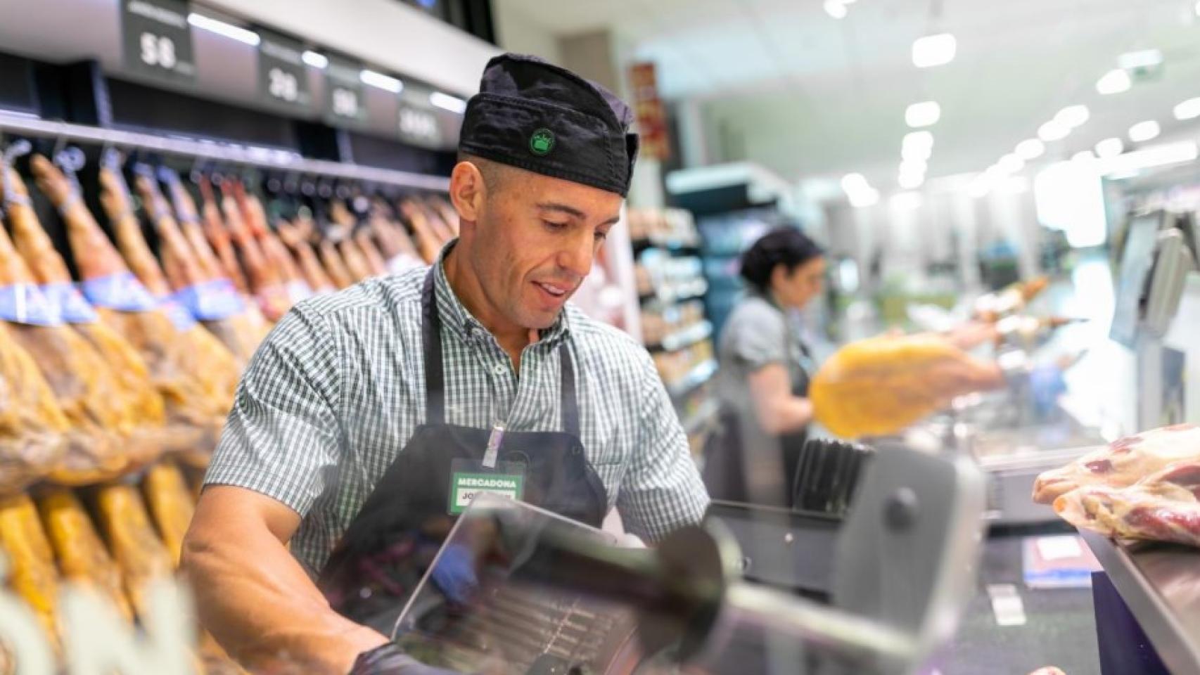 Un trabajador en una tienda de Mercadona