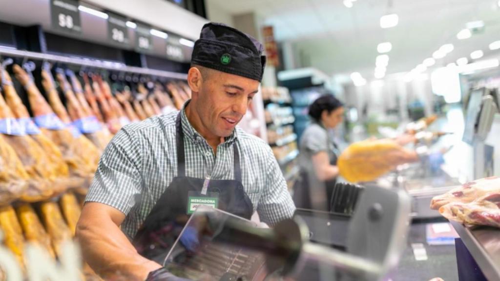 Un trabajador en una tienda de Mercadona