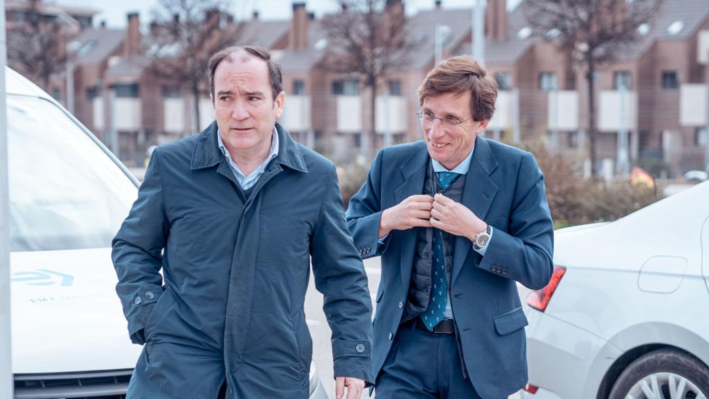 El delegado de Medio Ambiente y Movilidad, Borja Carabante y el alcalde de Madrid, José Luis Martínez-Almeida.