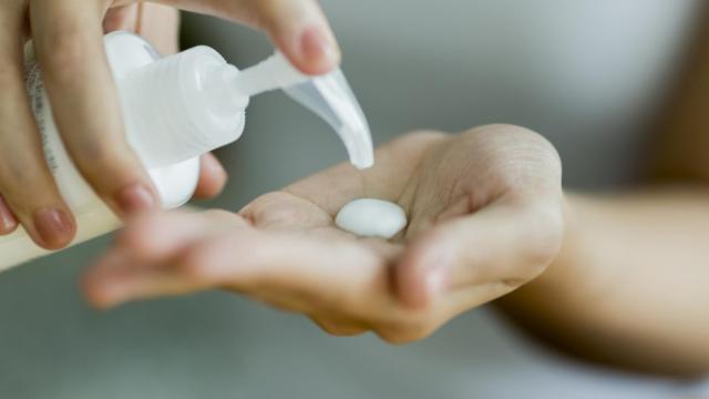 Mujer joven cuidando la piel. Fuente: iStock.