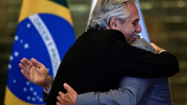 Alberto Fernández abraza a Luiz Inácio Lula da Silva, este martes en Brasilia.