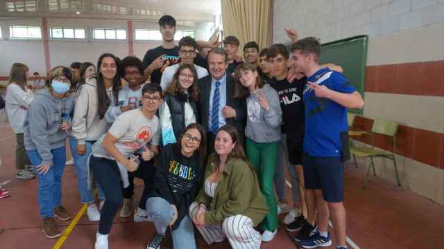 Varios alumnos del IES A Guía con Abel Caballero.