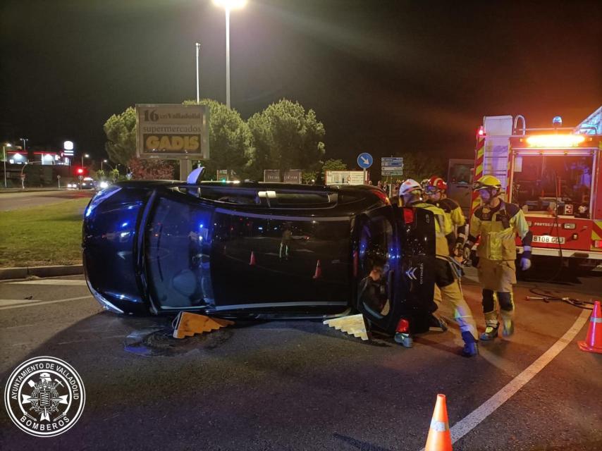Imagen del vehículo volcado en Valladolid.