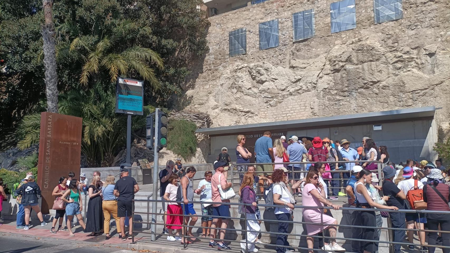 Largas colas para acceder al ascensor al castillo de Santa Bárbara de Alicante esta mañana.