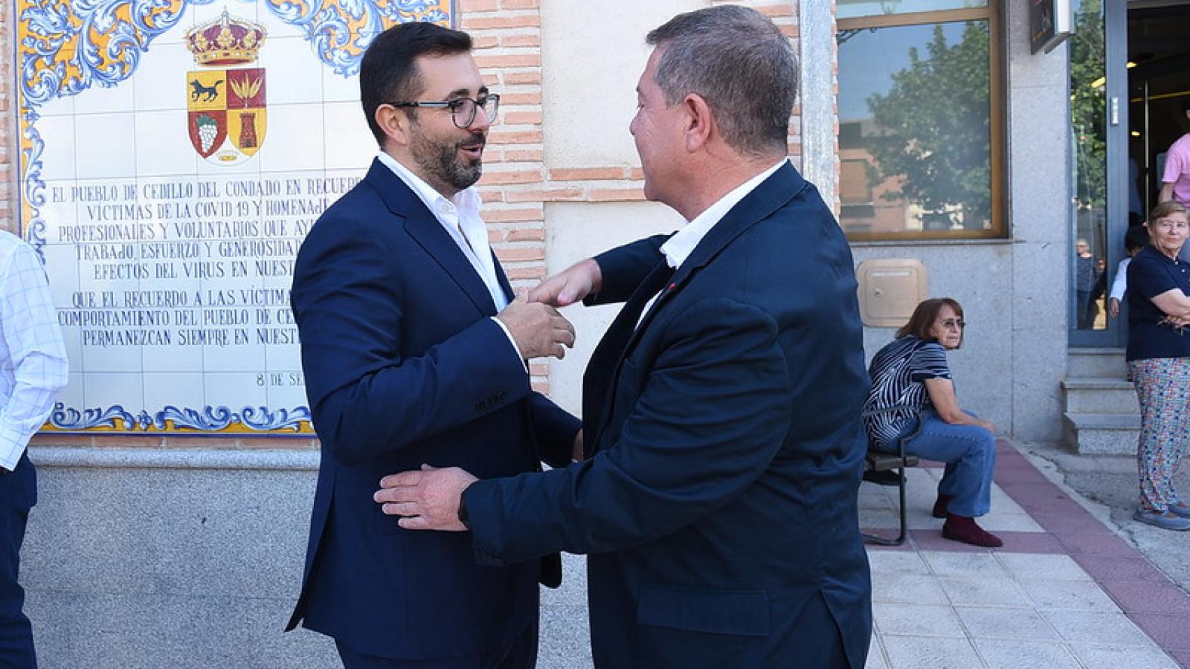 Luis Andrés Martín y Emiliano García-Page se saludan a la llegada a un acto del Partido. Imagen de archivo