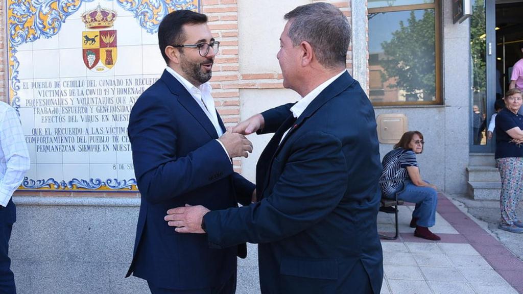Luis Andrés Martín y Emiliano García-Page se saludan a la llegada al acto.