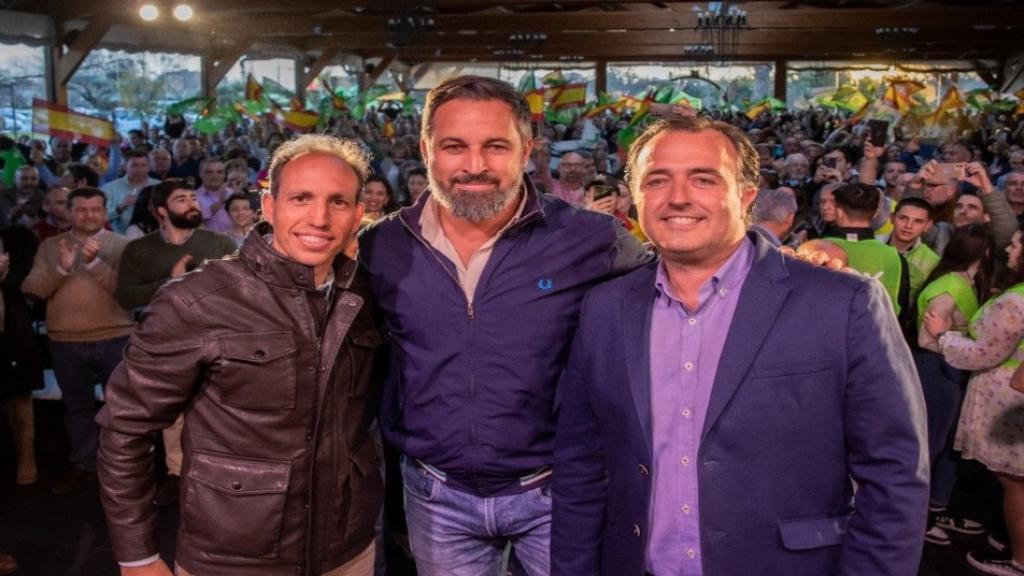 Santiago Abascal junto al presidente de Vox Toledo, Daniel Arias, y al candidato a la Junta de Comunidades de Castilla-La Mancha, David Moreno.