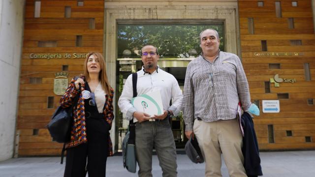 Los sindicatos CSIF, UGT y CCOO se reúnen con la Administración en la Consejería de Sanidad, este viernes.