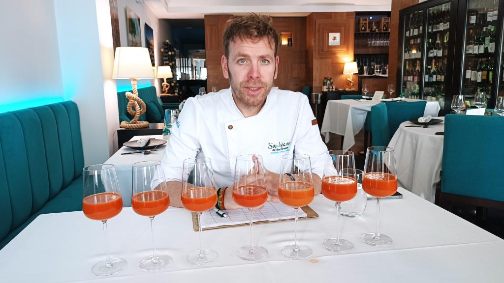 El chef Jose Calleja, hablando con EL ESPAÑOL, antes de empezar la cata a ciegas.