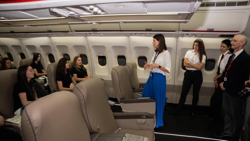 Las chicas hicieron un recorrido por los espacios en los que se forman los futuros pilotos de Iberia.