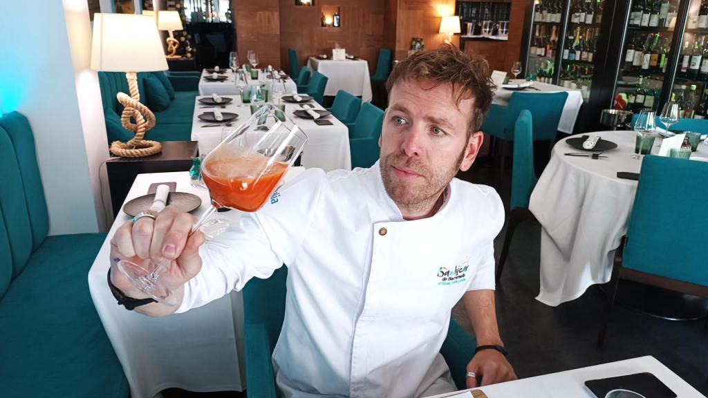 El chef Jose Calleja, observando el color de uno de los gazpacho durante la cata.