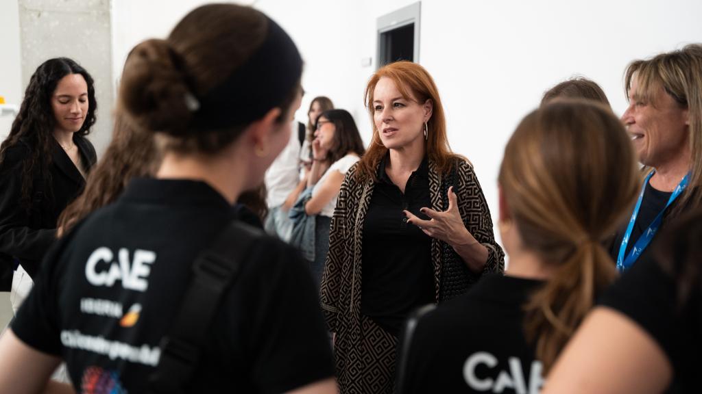 Gloria Lomana, charlando con las adolescentes.