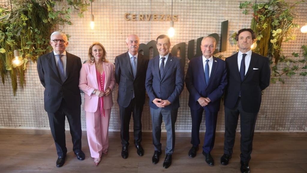 Juan Manuel Moreno, Carolina España y Francisco de la Torre con directivos de Mahou San Miguel.