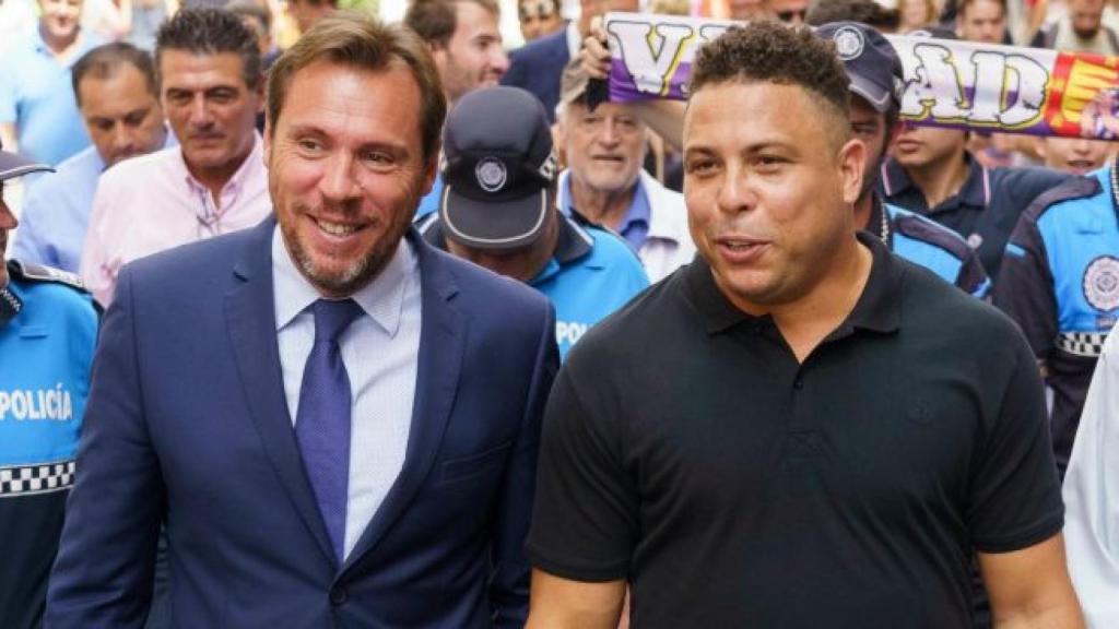 Óscar Puente junto a Ronaldo, presidente del Valladolid.