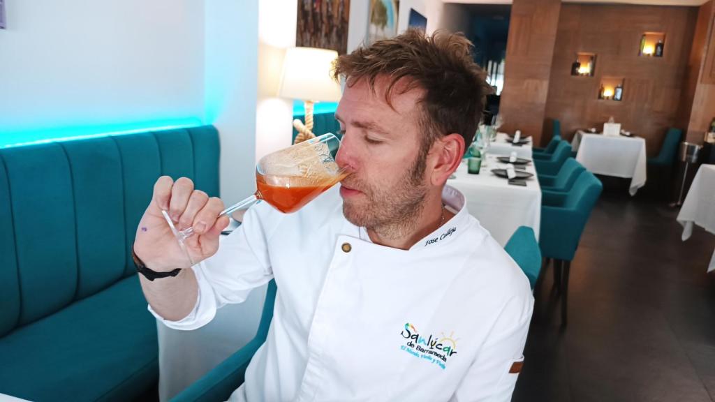 El chef Jose Calleja, oliendo uno de los gazpacho durante la cata.