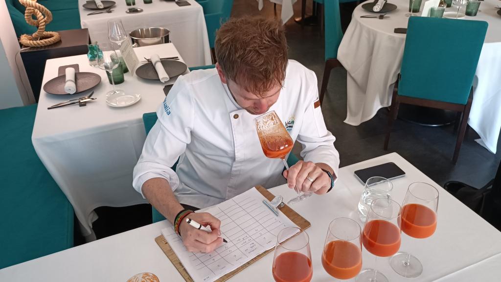 Jose Calleja, chef del restaurante Surtopía, calificando uno de los gazpacho durante la cata.