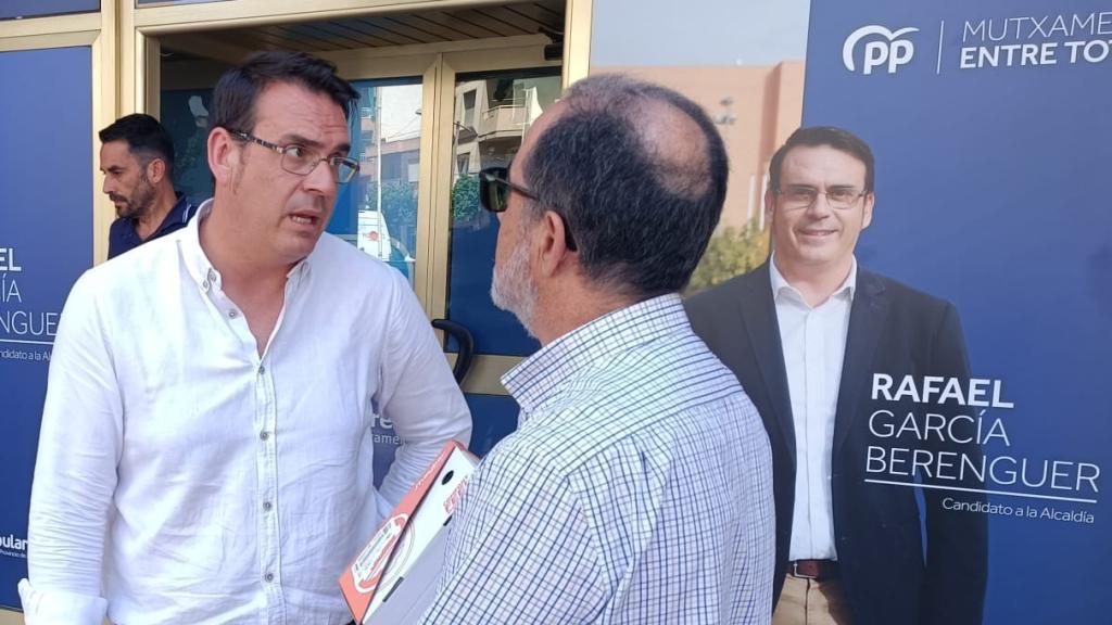 El alcaldable del PP de Mutxamel conversa con un vecino junto a su sede.