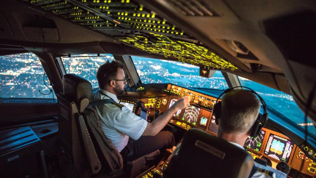 Dos pilotos en una cabina de avión.