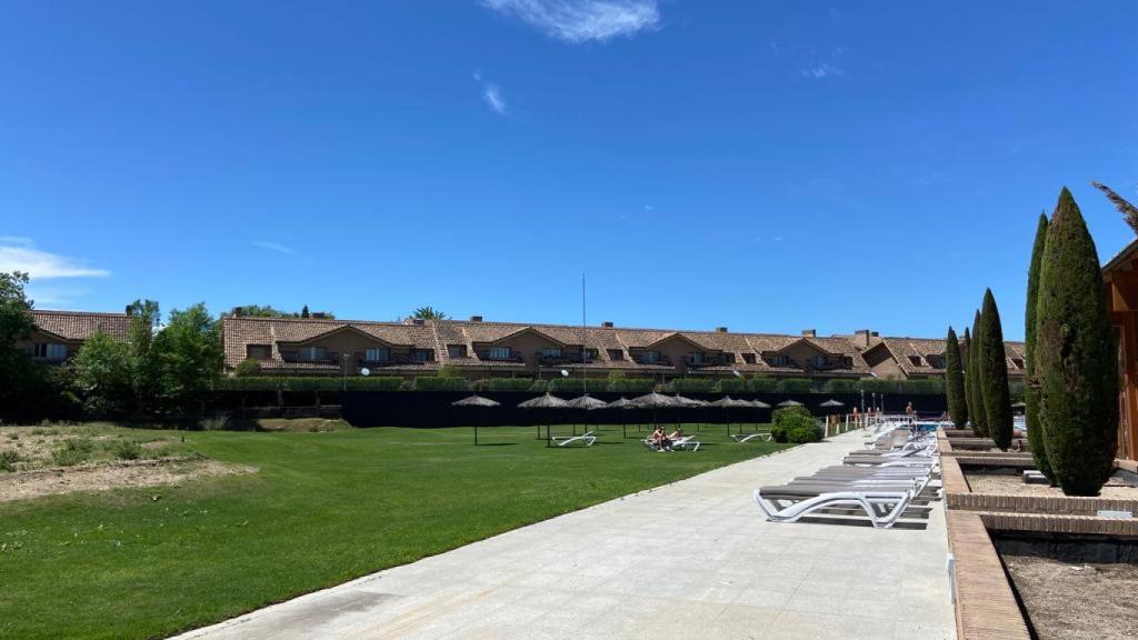 Club privado con los chalés de La Finca de fondo