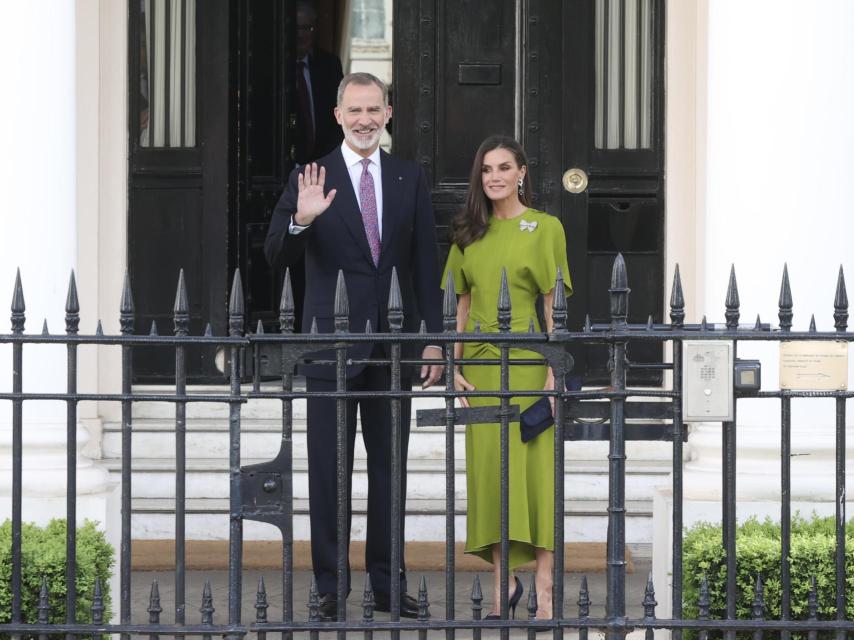 La reina Letizia, vestida de verde ácido.