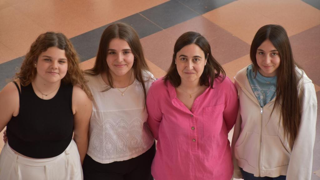 Las tres escolares junto a su tutora Raquel Cea
