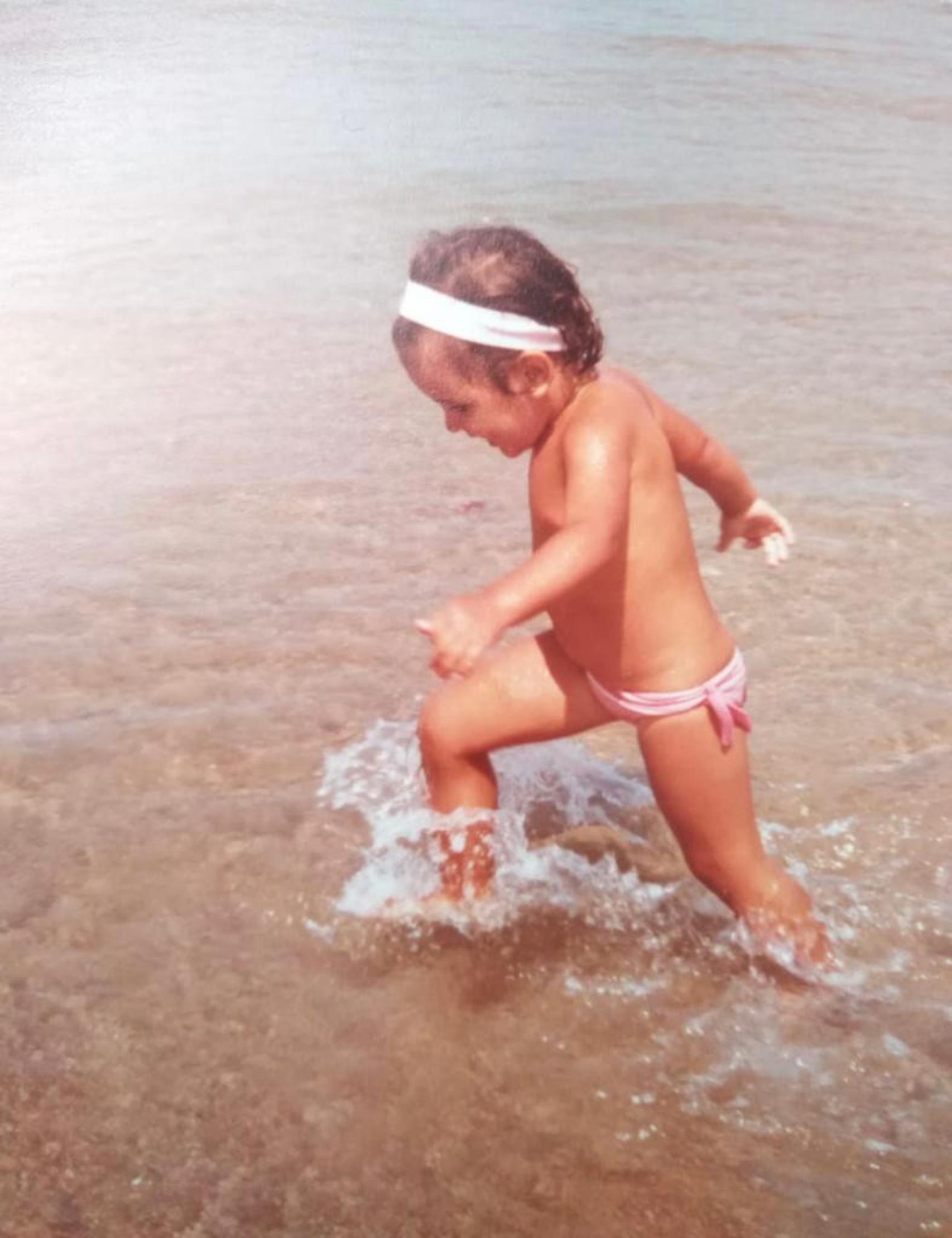 María José Catalá, de niña, en la playa de la Malvarrosa.