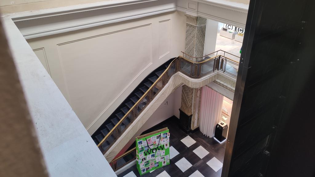 El interior del centro comercial Wow Concept