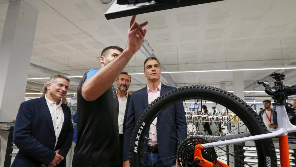 Un momento de la visita de Sánchez a Mondraker.