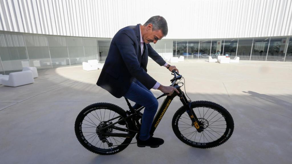 Sánchez, subido a una de las bicis.