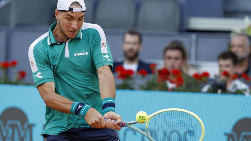 Struff ejecuta un golpe de revés.