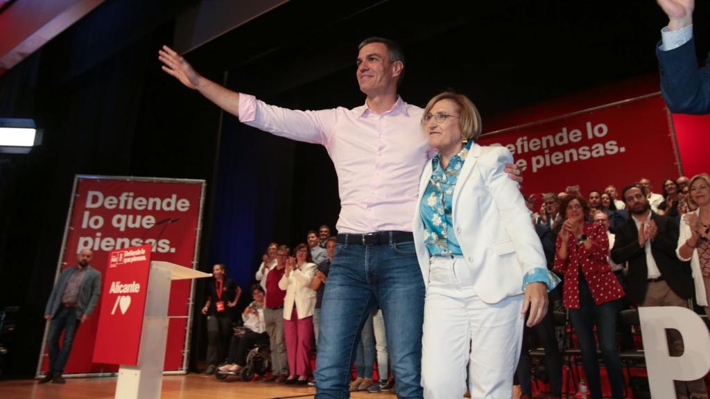 El presidente del Gobierno, Pedro Sánchez, con la candidata del PSPV-PSOe por Alicante, Ana Barceló.