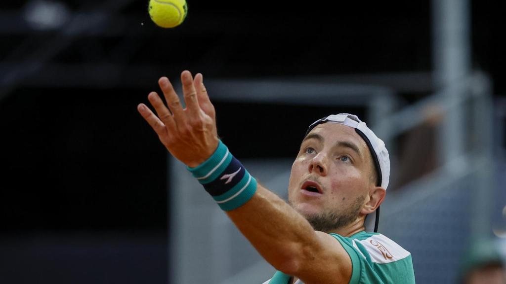 Struff realiza un saque en el partido ante Karatsev.