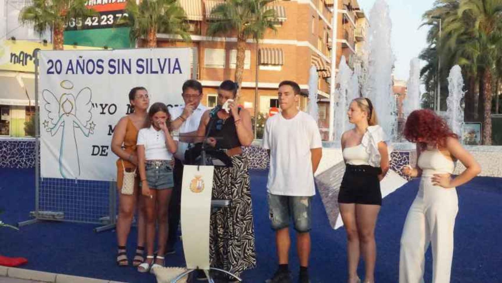 Toñi Santiago, más familiares y amigos de Silvia Martínez, la niña asesinada en ese atentado, en el homenaje celebrado en 2022.