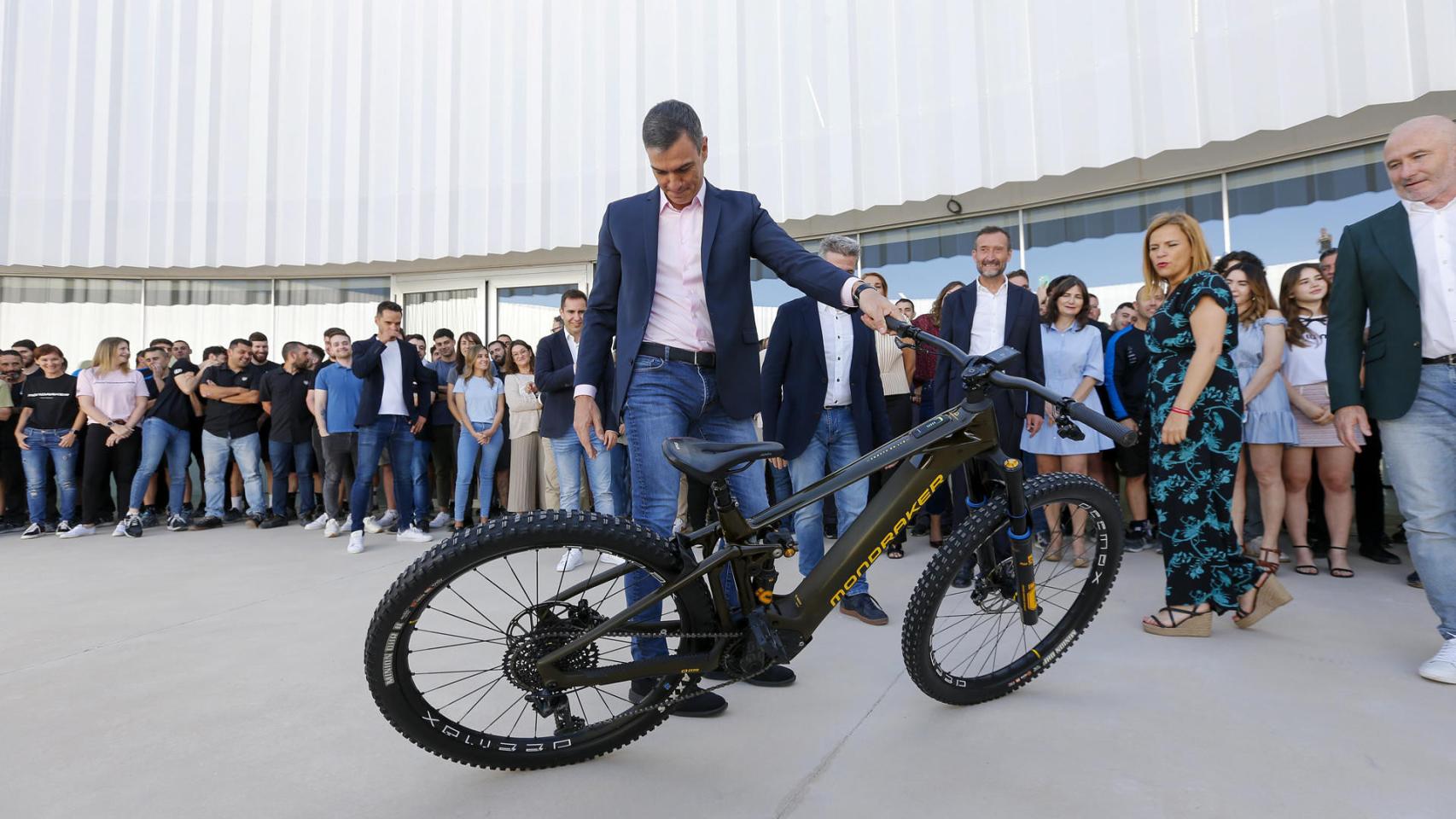 Pedro Sánchez, en las instalaciones de Mondraker.