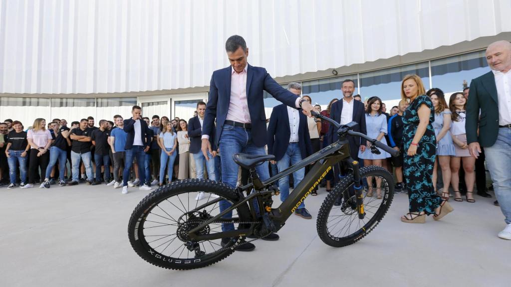 Pedro Sánchez, en las instalaciones de Mondraker.