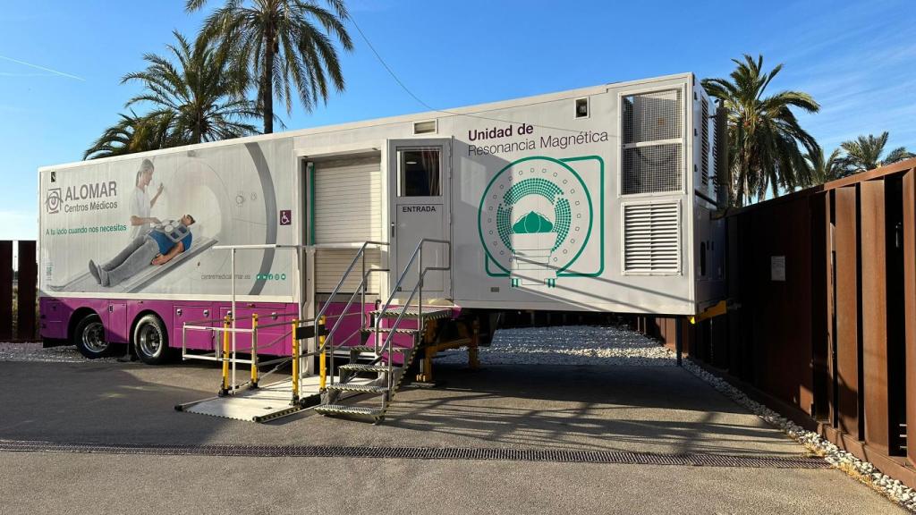 Un camión de una grupo sanitario privado para realizar resonancias en el Hospital de Elche.