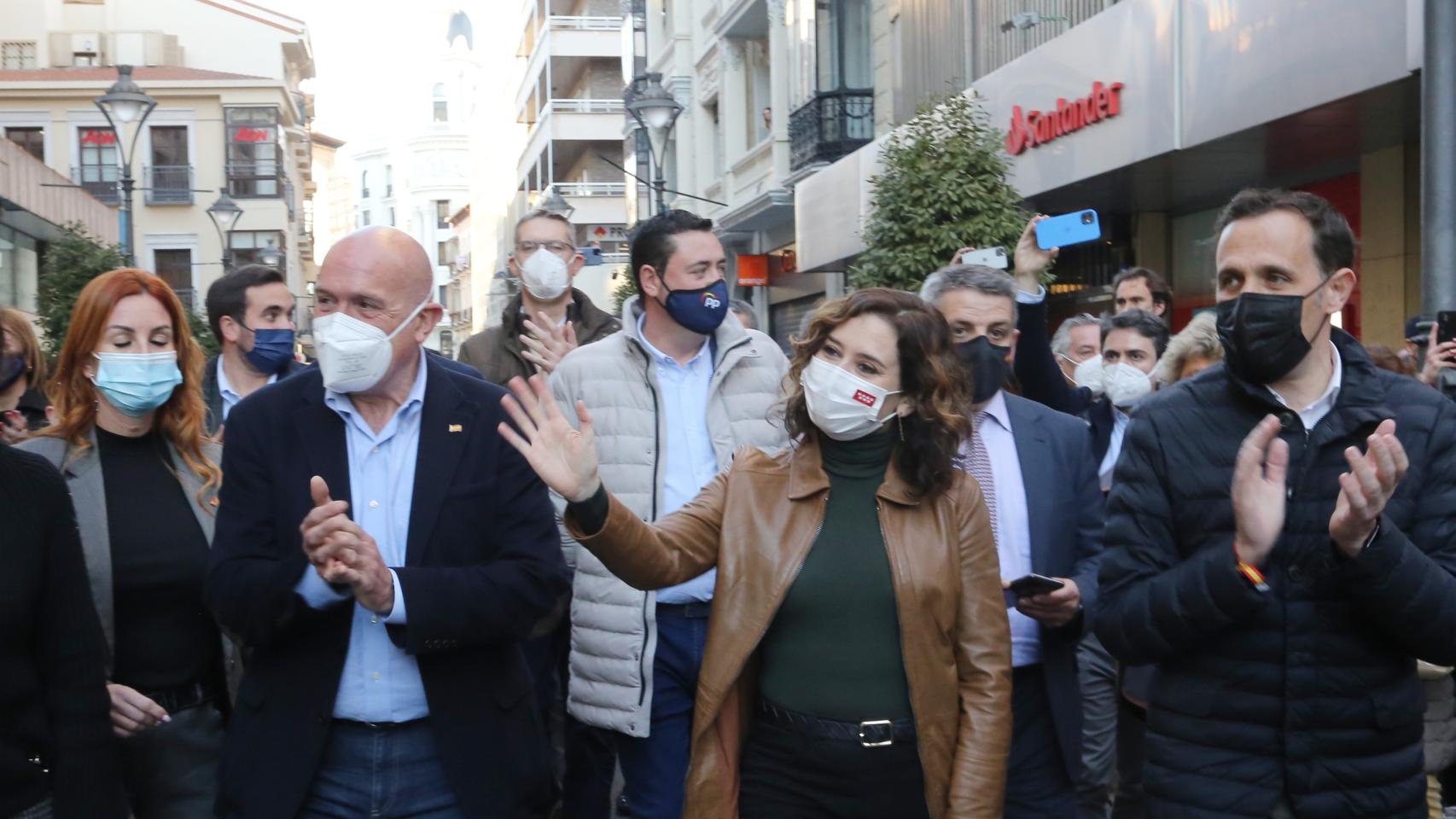 La presidenta de la Comunidad de Madrid, Isabel Díaz Ayuso, pasea por las calles de Valladolid el pasado 8 de febrero de 2022