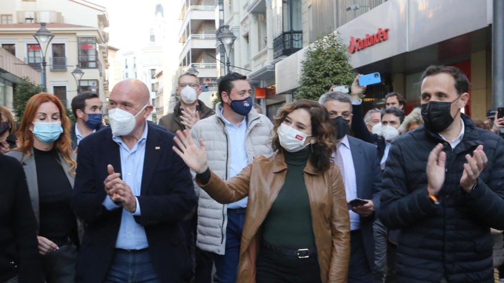 La presidenta de la Comunidad de Madrid, Isabel Díaz Ayuso, pasea por las calles de Valladolid el pasado 8 de febrero de 2022